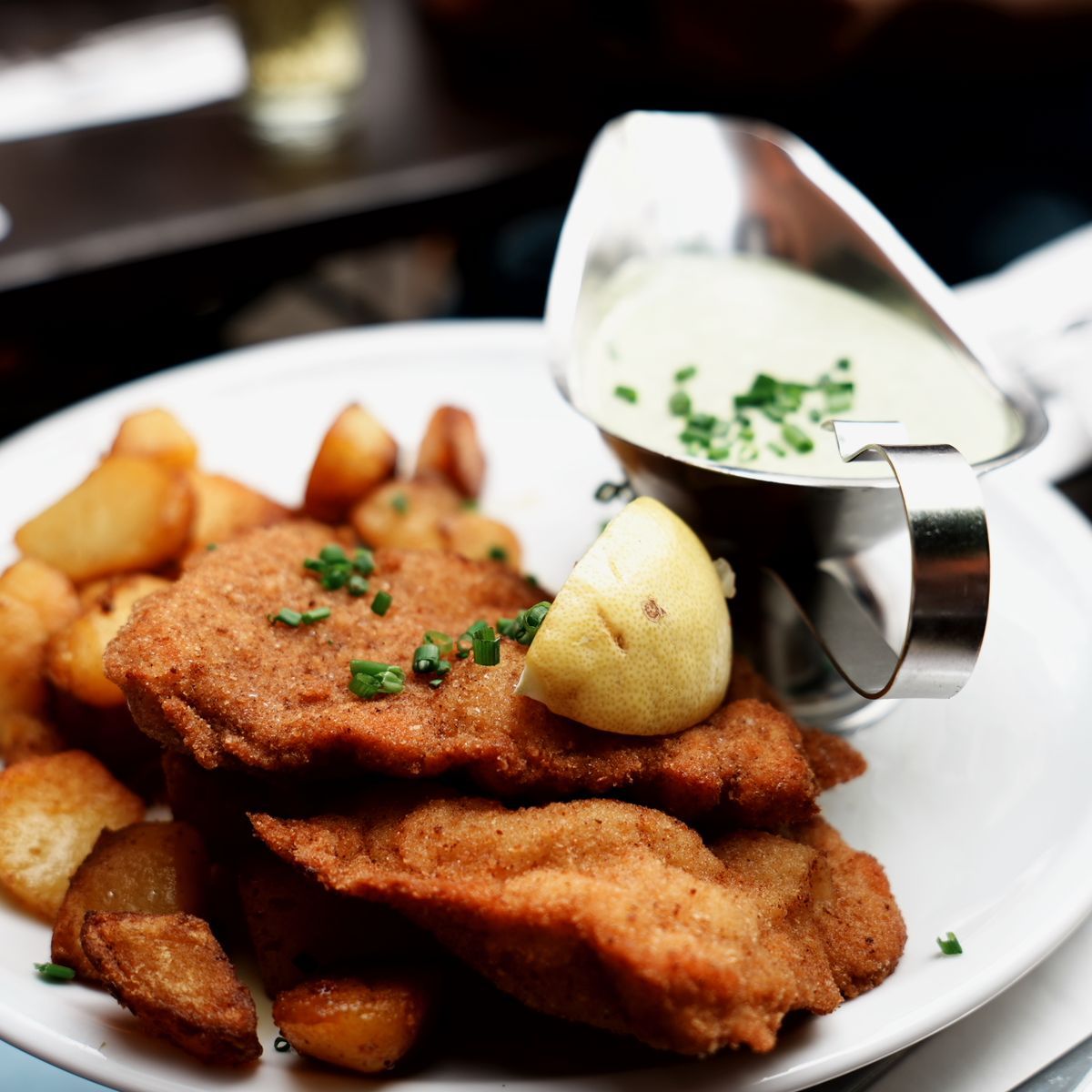 Kotlet z ziemniakami na talerzu